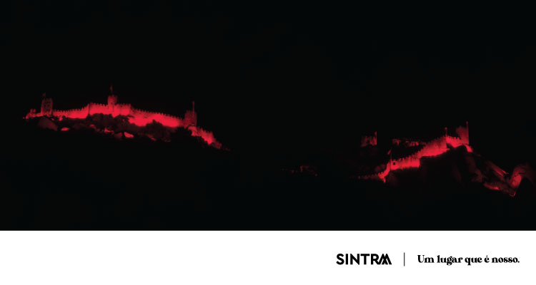 Castelo dos Mouros iluminado a vermelho no Dia da Distrofia Muscular de Duchenne